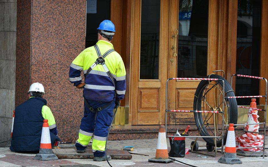 comment déboucher des toilettes avec un cintre Paris 18